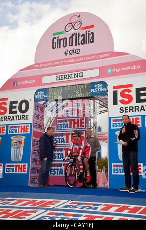 HERNING, Danemark - Samedi, Mai 5th, 2012 : Katusha Team rider, le norvégien Alexander Kristoff, attend le signal pour descendre la rampe pour son démarrage sur le 8,7 kilomètres (5,4 miles) de long contre-la-montre individuel sur la 1ère étape de cette année, Tour d'Italie cycliste. Banque D'Images