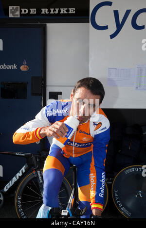 HERNING, Danemark - Samedi, Mai 5th, 2012 : Rabobank rider Juan Manuel Garate Cepa est de prendre une gorgée de l'eau pendant que l'échauffement avant de commencer la course. Banque D'Images