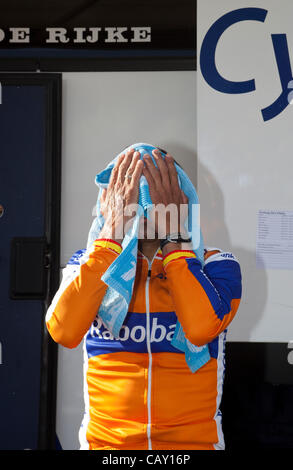 HERNING, Danemark - Samedi, Mai 5th, 2012 : Rabobank rider Juan Manuel Garate Cepa essuyer la sueur après le warm-up avant de commencer la course. Banque D'Images