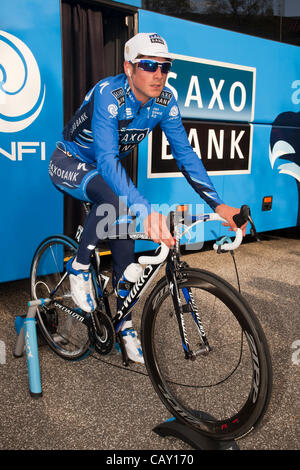 HERNING, Danemark - Samedi, Mai 5th, 2012 : Saxo Bank rider Lucas Sebastian Haedo échauffement avant la course Banque D'Images