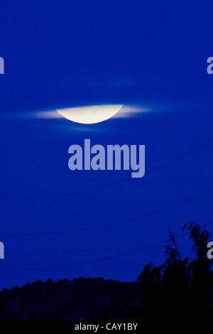 Pleine lune, Perigree ou supermoon, se lève sur le Colorado, USA. La lune est plus près de la Terre en orbite que la normale. Banque D'Images