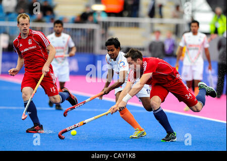 06.05.2012 Londres, Angleterre. Grande-bretagne Defender # 24 Iain LEWERS (GBR) et l'Inde en avant # 17 MUJTABA danois (IND) en action au cours de la médaille de bronze entre la Grande-Bretagne et l'Inde au jour 5 de la compétition invitation Visa International au tournoi de hockey de la rive Arena sur les Jeux Olympiques Pa Banque D'Images