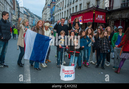 Paris, France, une foule fête Résultats de l'élection présidentielle française, 2012, les familles appréciant la victoire, posant pour des photos sur street Banque D'Images