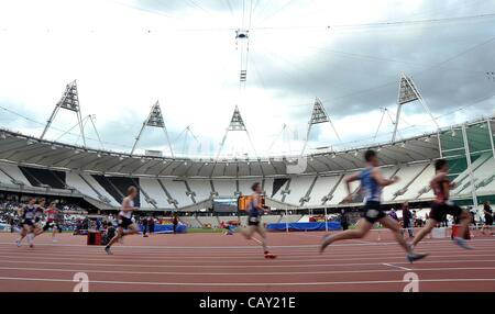 Ouverture officielle du stade olympique, le parc olympique, Stratford, London, UK, samedi. 05/05/2012. Coureurs sur la piste. 2012 heures de rendez-vous. Une soirée de l'athlétisme et le divertissement. Banque D'Images