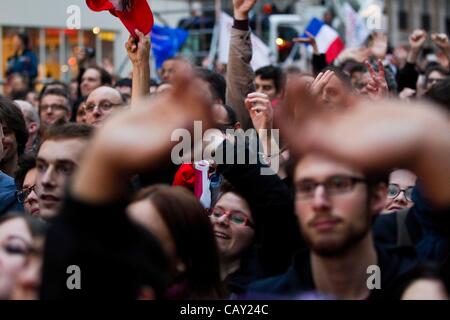 Rue de Solférino, Paris, élections françaises06.05.2012 Image montre l'anglais dans le centre de Paris, se réjouissant de François Hollande à la voix sont comptées au cours de l'élection présidentielle en France. Banque D'Images