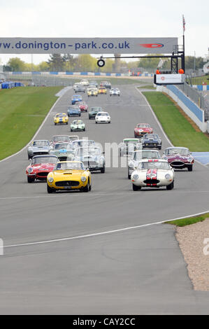 6 mai 2012, le circuit de course de Donington Park, Royaume-Uni. Le début de la Pre-'63 course GT au Festival Historique de Donington. Banque D'Images