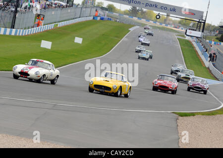 6 mai 2012, le circuit de course de Donington Park, Royaume-Uni. Le début de la Pre-'63 course GT au Festival Historique de Donington. Banque D'Images