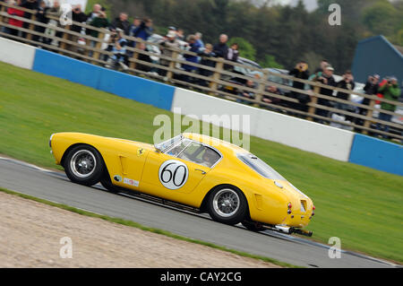 6 mai 2012, le circuit de course de Donington Park, Royaume-Uni. La Ferrari 250 SWB de Jackie Oliver et Gary Pearson au Festival Historique de Donington. Banque D'Images