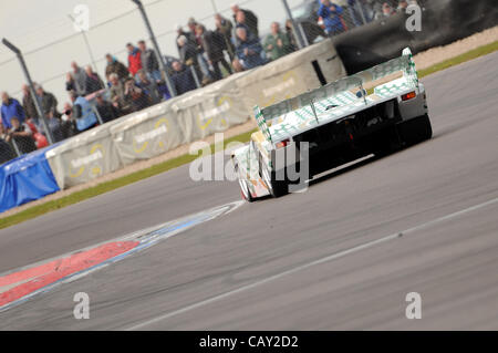 6 mai 2012, le circuit de course de Donington Park, Royaume-Uni. Les 1989 Porsche 962C de Henrik Lindberg au Festival Historique de Donington. Banque D'Images