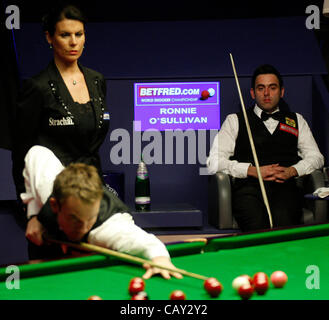 06.05.2012. Théâtre Cruicible, Sheffield, Yorkshire, Angleterre. Deuxième session - Ali Carter dans l'action contre Ronnie O'Sullivan dans le World Snooker Championship final (meilleur de 35 frames a joué plus de quatre sessions), joué au creuset, Sheffield, Royaume-Uni Banque D'Images