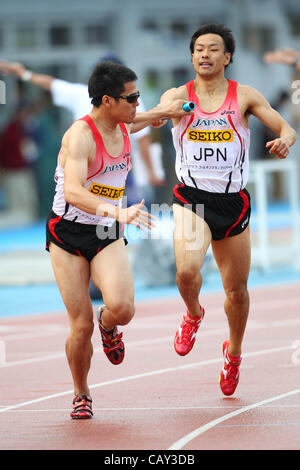 (L à R) Yuzo Kanemaru (JPN), Yusuke Mcgregor (JPN), 6 mai 2012 - Athlétisme : Golden Grand Prix SEIKO à Kawasaki, Relais 4400m hommes à Todoroki Stadium Kawasaki, Kanagawa, Japon. (Photo de Daiju Kitamura/AFLO SPORT) [1045] Banque D'Images