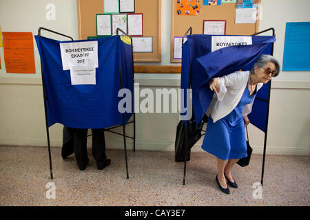 Les élections grecques. Kifissia, Athènes, Grèce. 06.05.2012 Image montre l'intérieur de vote peuple grec les cabines à un bureau de scrutin le jour du scrutin dans le riche quartier de Kolonaki, Athènes, Grèce. Banque D'Images