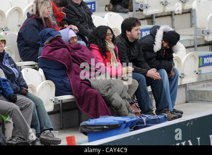 Brighton, UK. 07 mai, 2012. Hove UK - Les spectateurs pour durée de chauffe pendant vacances de banque froide météo à la terre dans le comté de Probiz Hove aujourd'hui qu'ils ont vu le match de cricket entre la promenade Sussex et les Antilles. Crédit : Simon Dack/Alamy Live News Banque D'Images