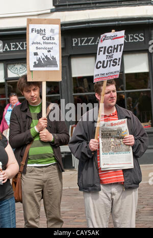 Les manifestants se rassemblent et tenir des pancartes dénonçant les réductions des dépenses dans la cour de la cathédrale d'Exeter dans le cadre du premier mai contre les gouvernements de coalition des réductions de dépenses. Banque D'Images