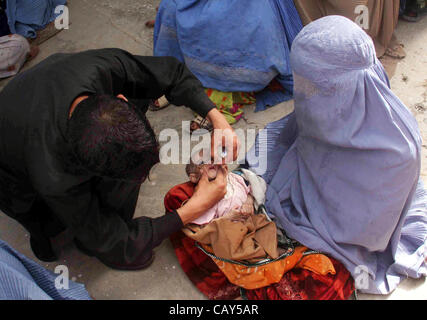 Un travailleur de la santé administre le vaccin contre la poliomyélite chute à un enfant pendant trois jours dans la campagne anti-polio Chaman le Lundi, Mai 07, 2012. Banque D'Images