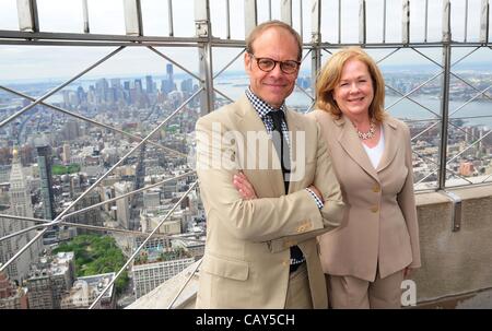 Le 7 mai 2012 - Manhattan, New York, États-Unis - ALTON BROWN AVEC SUSAN UNGARO, Président de la fondation James Beard. Alton Brown, personnalité de la télévision primé, auteur et animateur de la fondation James Beard Awards 2012, des lumières et des visites de l'Empire State Building en reconnaissance de la James Beard Banque D'Images