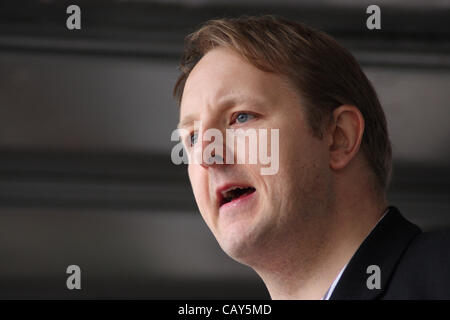 Chesterfield, Derbyshire, Royaume-Uni. 7 mai 2012. Toby Perkins, député fédéral de la main-d'ombre et de Chesterfield Ministre de la petite entreprise s'exprimant lors de la journée mai Chesterfield Gala, l'un des plus importants événements du genre au Royaume-Uni. Banque D'Images