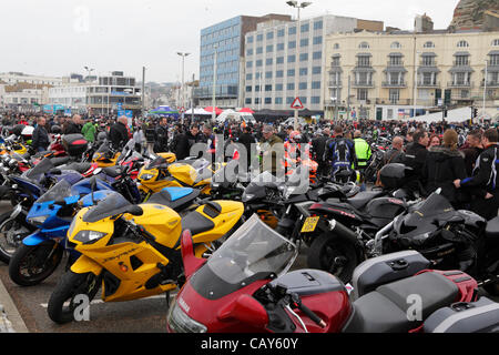 Motos garées sur le front de mer de Hastings à l'assemblée annuelle peut jours Bike Run, East Sussex, England, GB Banque D'Images