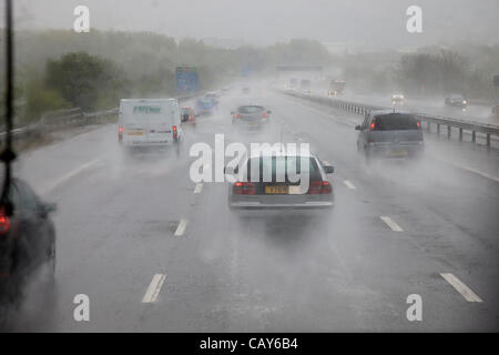 Une forte pluie tempête sur la voie M5 dans Somerset rend la conduite dangereuse pour le trafic poids lourds de la Banque Lundi, 7 mai 2012. La région est officiellement dans la sécheresse et l'objet d'une interdiction d'arrosage. Banque D'Images