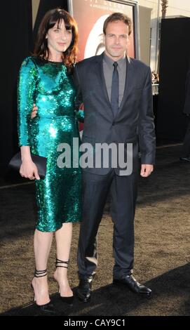 Le 7 mai 2012 - Los Angeles, Californie, USA - 07 mai, 2012 - Los Angeles, Californie, USA - l'Acteur Jonny Lee Miller, Michelle Hicks au 'Dark Shadows' Los Angeles Premiere tenue au Grauman's Chinese Theatre. (Crédit Image : © Paul Fenton/ZUMAPRESS.com) Banque D'Images