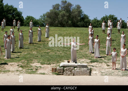 Le 9 mai 2012 - Olympia, Grèce - Acteurs prendre part à une répétition générale de la cérémonie d'allumage de la flamme des Jeux Olympiques de 2012 à Londres à l'emplacement de l'ancienne Olympie. (Crédit Image : © Vafeiadakis ZUMAPRESS.com) Aristidis/ Banque D'Images