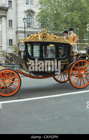 Mercredi 9 mai, 2012. La Reine arrive dans une calèche pour ouvrir officiellement le Parlement du Royaume-Uni à Westminster. Le discours de la reine donne un aperçu des plans pour la nouvelle législation. Banque D'Images