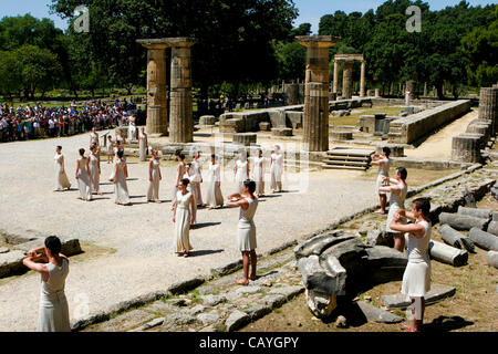 9 avril 2012 Grèce Olympia. Acteurs prendre part à une répétition générale de la cérémonie d'allumage de la flamme des Jeux Olympiques de 2012 à Londres à l'emplacement de l'ancienne Olympie. Banque D'Images