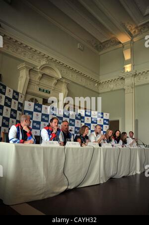 Le Lords Cricket Ground, LONDON, UK, mercredi. 09/05/2012. La conférence de presse a eu lieu dans la Long Room à Lords. (L à R) Alan Wills, Larry Godfrey, Simon Terry, Sara Symington (tir à l'Chef d'équipe), Sir Clive Woodward (Chef de Mission Adjoint de l'équipe, GO), Alison Williamson, Amy Oliver et Naomi Folka Banque D'Images