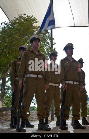 Des soldats de l'IDF prendre part à une cérémonie commémorant la victoire des Alliés sur l'Allemagne nazie à Yad Vashem Holocaust Museum. Jérusalem, Israël. 9-mai-2012. Banque D'Images