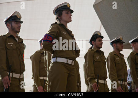 Des soldats de l'IDF prendre part à une cérémonie commémorant la victoire des Alliés sur l'Allemagne nazie à Yad Vashem Holocaust Museum. Jérusalem, Israël. 9-mai-2012. Banque D'Images
