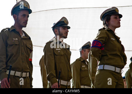 Des soldats de l'IDF prendre part à une cérémonie commémorant la victoire des Alliés sur l'Allemagne nazie à Yad Vashem Holocaust Museum. Jérusalem, Israël. 9-mai-2012. Banque D'Images
