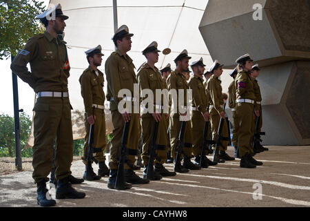 Des soldats de l'IDF prendre part à une cérémonie commémorant la victoire des Alliés sur l'Allemagne nazie à Yad Vashem Holocaust Museum. Jérusalem, Israël. 9-mai-2012. Banque D'Images