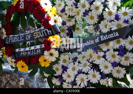 Des couronnes de fleurs représentant les pays prenant part à la cérémonie de commémoration de la victoire des Alliés sur l'Allemagne nazie à Yad Vashem Holocaust Museum. Jérusalem, Israël. 9-mai-2012. Banque D'Images