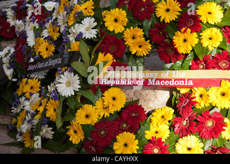 Des couronnes de fleurs représentant les pays prenant part à la cérémonie de commémoration de la victoire des Alliés sur l'Allemagne nazie à Yad Vashem Holocaust Museum. Jérusalem, Israël. 9-mai-2012. Banque D'Images