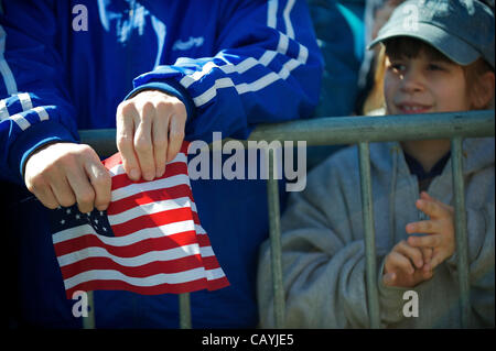 Un supporter un drapeau embrayages en écoutant le candidat républicain Mitt Romney lors d'un rassemblement à Mountain Energy Services à Tunkhannock, New York le 5 avril 2012. Banque D'Images