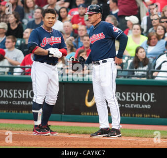 CLEVELAND, Ohio USA - 8 mai : Cleveland Indians Shin-Soo Choo fielder droit (17) mains son casque pour les Indians de Cleveland premier entraîneur Tom base Wiedenbauer (20) après la mise à la terre au cours de la quatrième manche au Progressive Field de Cleveland, OH, États-Unis le mardi, 8 mai 2012. Banque D'Images