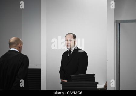 10 mai 2012 - Oslo, Oslo, Norvège - Anders Behring Breivik entre dans la salle d'audience lors de son procès à Oslo palais de justice. (Crédit Image : © Alexander Widding/ZUMAPRESS.com) Banque D'Images