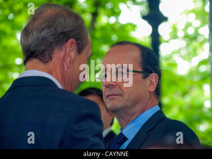 Paris, France, Bertrand Delanoe, Maire de Paris s’entretenant avec le Président François Hollande, extérieur, Park Banque D'Images