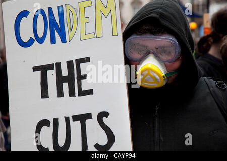 Occupy LSX états à l'appui de la police avec des pancartes et portant des lunettes embuée et masque de visage. Un jour où 400 000 travailleurs du secteur public en grève plus de réductions, soldes et pensions, environ 30 000 agents de police hors service, ont défilé dans la capitale contre les pertes d'emploi sur le nex Banque D'Images