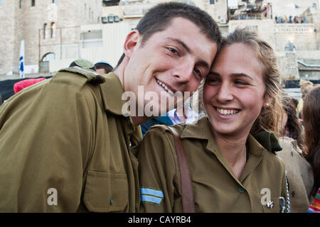 Nadav privé pose à Paldi photo avec le caporal copine avant début de son serment d'allégeance à la cérémonie du Mur occidental. Jérusalem, Israël. 10-mai-2012. Banque D'Images