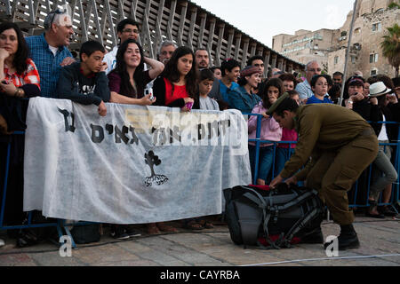 Une famille, en attente de la Brigade des Golani serment d'Allégeance cérémonie, accrocher une banderole "lecture hébraïque Yotam, nous sommes fiers de vous" au Mur occidental. Jérusalem, Israël. 10-mai-2012. Banque D'Images