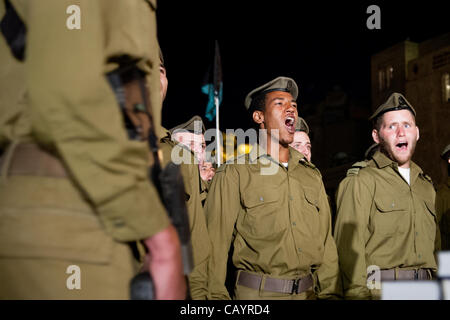 De base de la brigade Golani Tsahal stagiaires crier leur serment d'allégeance à l'Etat et les FDI lors d'une cérémonie au mur occidental. Jérusalem, Israël. 10-mai-2012. Banque D'Images