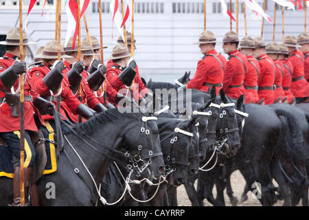 Jeudi 10 mai 2012. La Gendarmerie royale du Canada (GRC) effectuer le Carrousel au Royal Windsor Horse Show 2012. Parc Windsor, Berkshire, Angleterre, Royaume-Uni. Banque D'Images