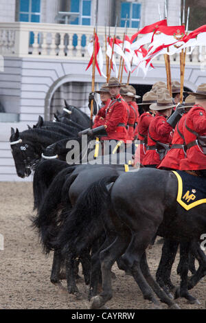 Jeudi 10 mai 2012. La Gendarmerie royale du Canada (GRC) effectuer le Carrousel au Royal Windsor Horse Show 2012. Parc Windsor, Berkshire, Angleterre, Royaume-Uni. Banque D'Images