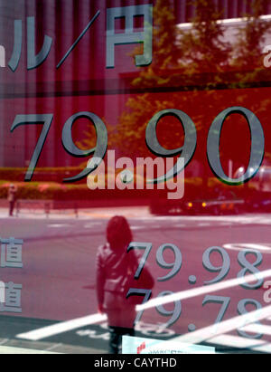 11 mai 2012, Tokyo, Japon - le dollar américain s'échange légèrement en dessous du niveau de 80 yens au cours d'une séance du matin sur le marché des changes de Tokyo le vendredi 11 mai 2012. (Photo de Natsuki Sakai/AFLO) Banque D'Images