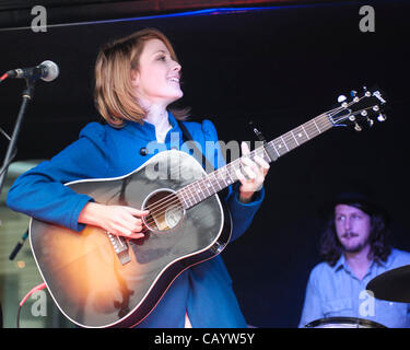 Emma Louise joue le Festival Hub, Jubilee Square , Brighton sur 10 mai 2012 dans le cadre de la Grande Évasion Festival. Emma Louise gagné 'Breakthrough artiste indépendant" à l'Independent Music Awards 2011. Les personnes sur la photo : Emma Louise. Photo par Julie Edwards/Alamy Live News Banque D'Images