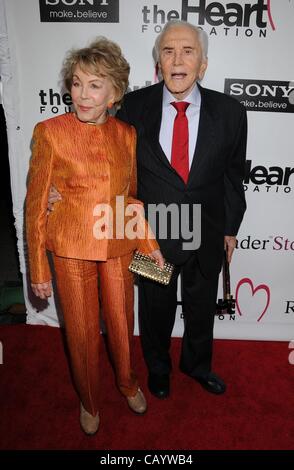 10 mai 2012 - Los Angeles, Californie, USA - 10 mai 2012 - Los Angeles, Californie, USA - l'Acteur KIRK DOUGLAS et épouse Anne Douglas à la Fondation du coeur de l'événement tenu au Hollywood Palladium. (Crédit Image : © Paul Fenton/ZUMAPRESS.com) Banque D'Images