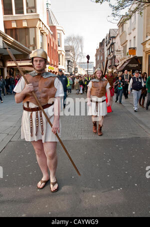 Acteurs qui jouent des soldats romains, conduire Jésus à travers les rues d'Exeter au cours de la marche du pardon de témoin dans le centre-ville d'Exeter Banque D'Images