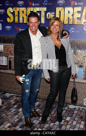 TRICIA PENROSE & GUEST STREET OF DREAMS ENCORE DE PREMIER MINISTRE MANCHESTER ARENA MANCHESTER ANGLETERRE 10 Mai 2012 Banque D'Images