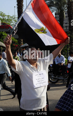 11 mai 2012 - Le Caire, Égypte - Des milliers d'égyptiens ont protesté à l'appui de l'armée et de la décision du Conseil Suprême des Forces armées au Caire. Le meeting de protestation dans le quartier du Caire Qasr Aj-Qoba a été demandé par le commentateur à la télévision égyptienne Saïd Okacha Tawfiq. (Crédit Image : © Cliff C Banque D'Images